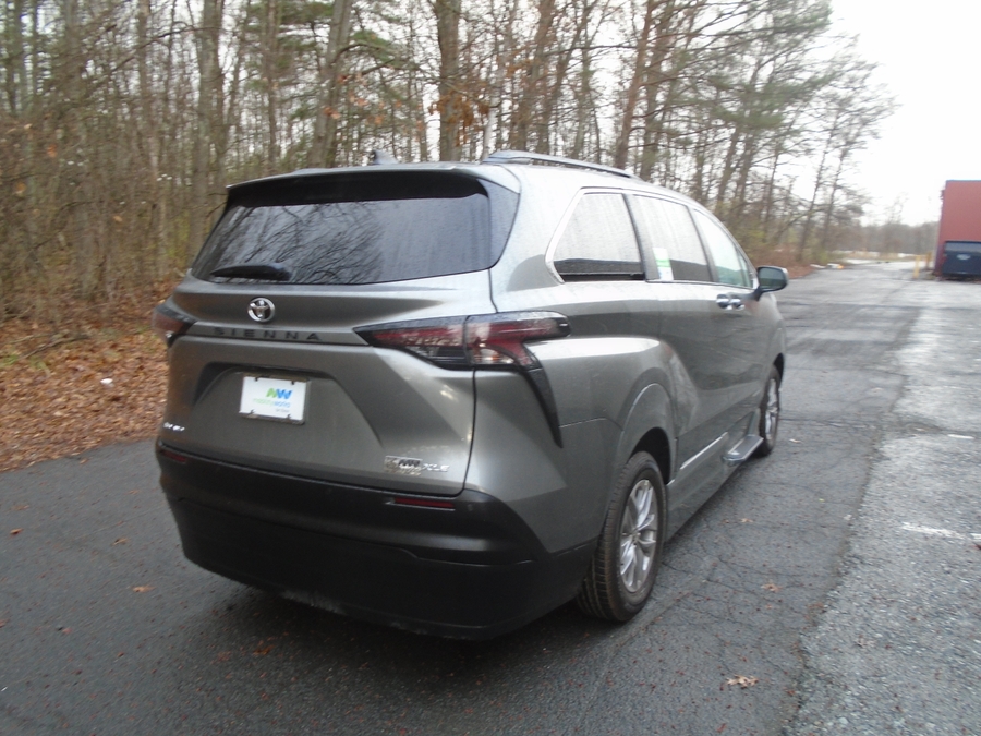 Grey Toyota Sienna image number 11