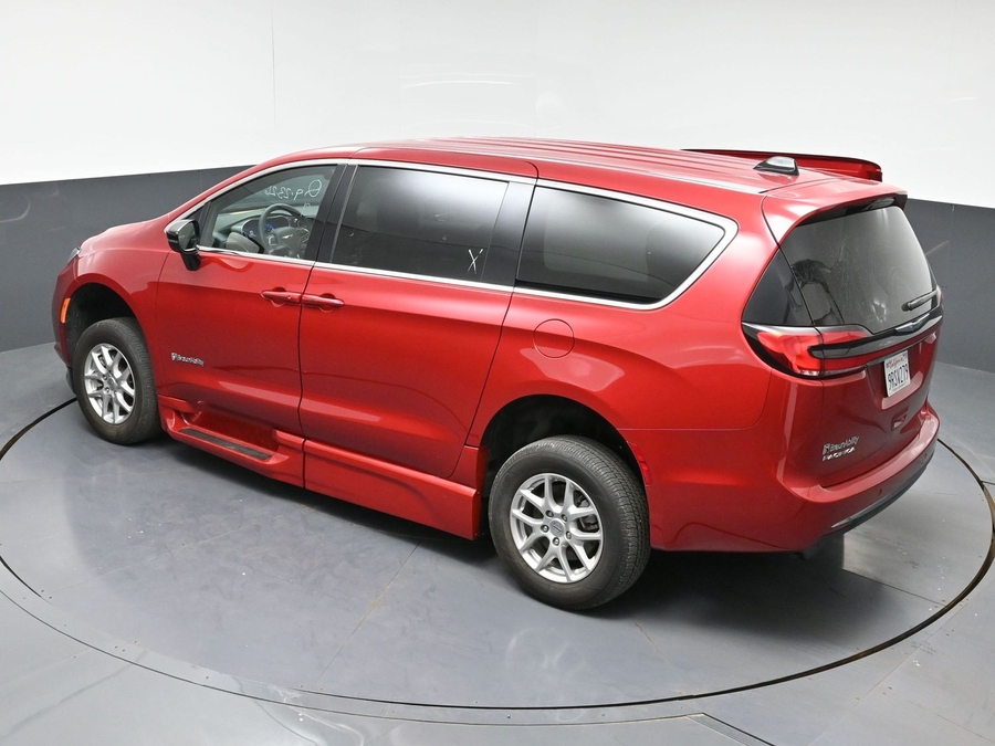 Used 2025 Chrysler Pacifica Select - BraunAbility Side Entry In Floor Automatic Ramp