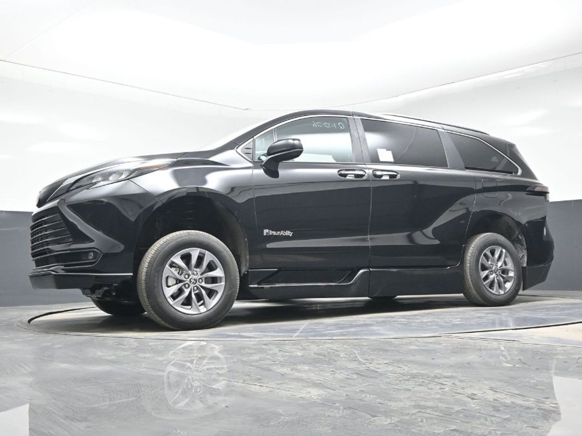 Black Toyota Sienna image number 19