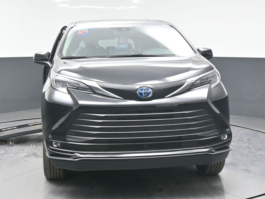 New 2025 Toyota Sienna Hybrid XLE Plus - BraunAbility Side Entry Entry Fold Out Automatic Ramp