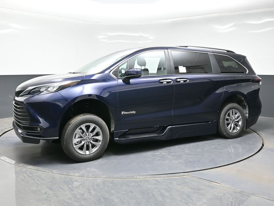 Blue Toyota Sienna image number 2