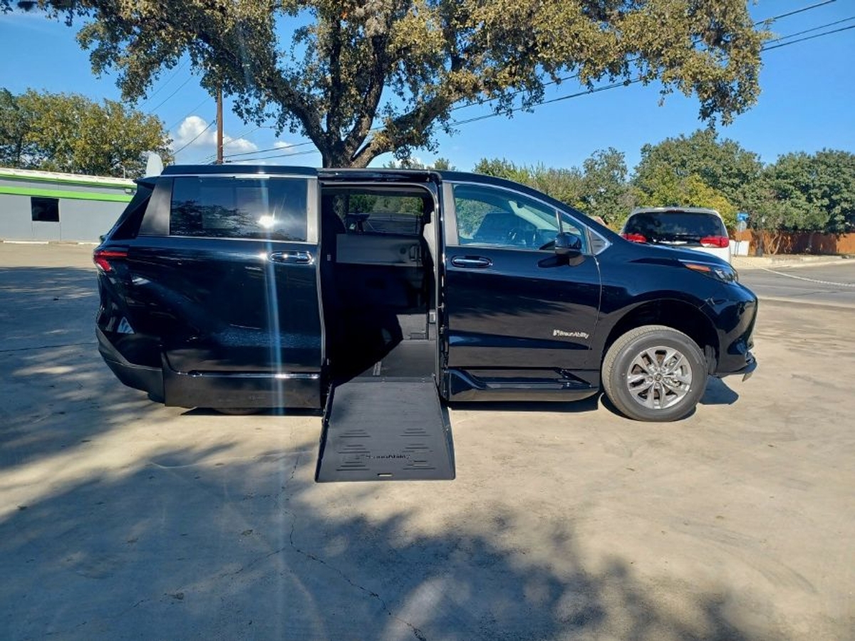 2025 TOYOTA SIENNA - Image 2