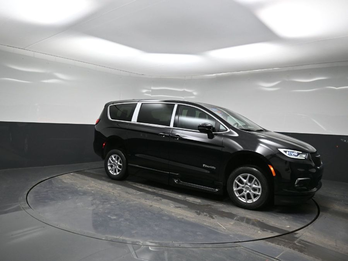 Black Chrysler Pacifica image number 17