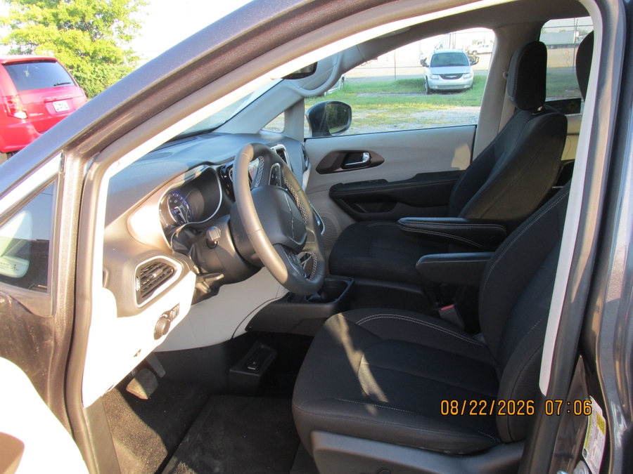 Granite Crystal Metallic Chrysler Voyager image number 9