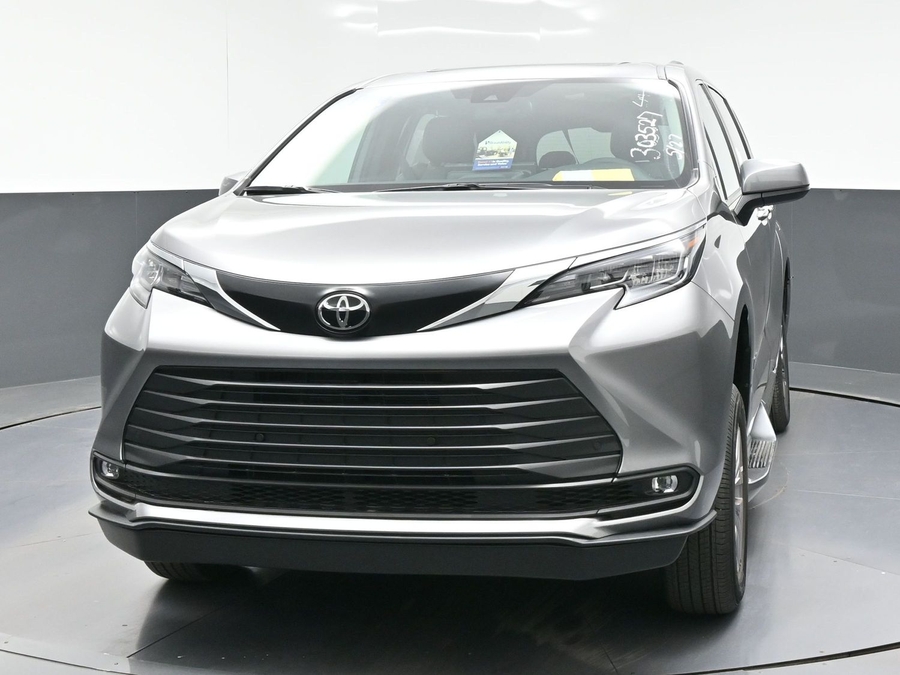 New 2026 Toyota Sienna Hybrid XLE Base - BraunAbility Side Entry Entry Fold Out Automatic Ramp