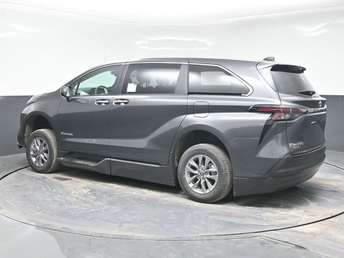 Grey Toyota Sienna image number 3