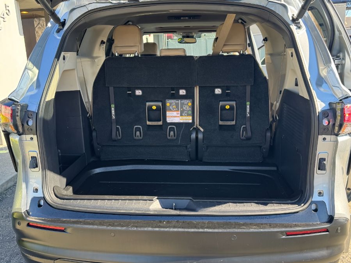 Silver Toyota Sienna image number 5