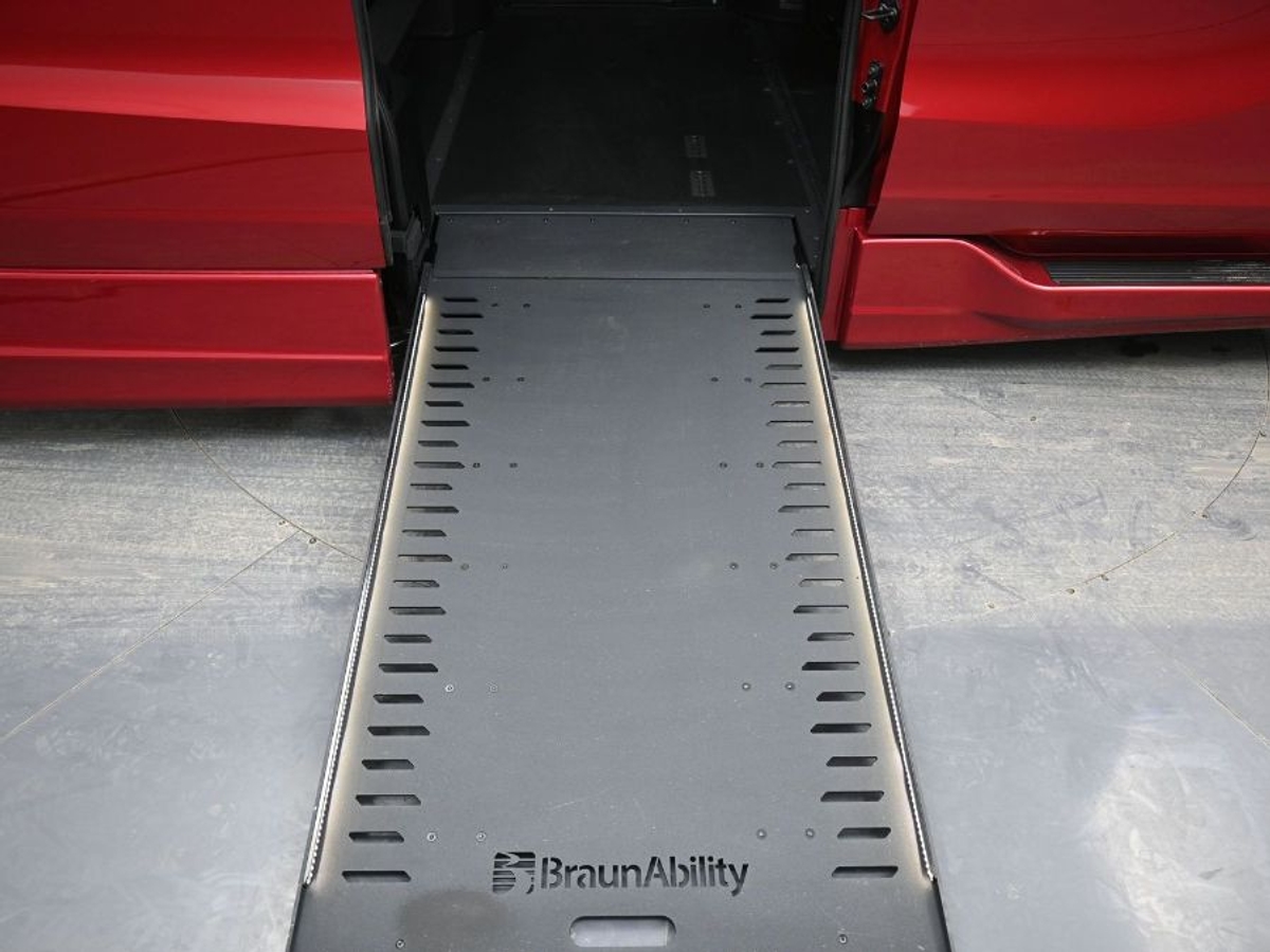 Red Honda Odyssey image number 10