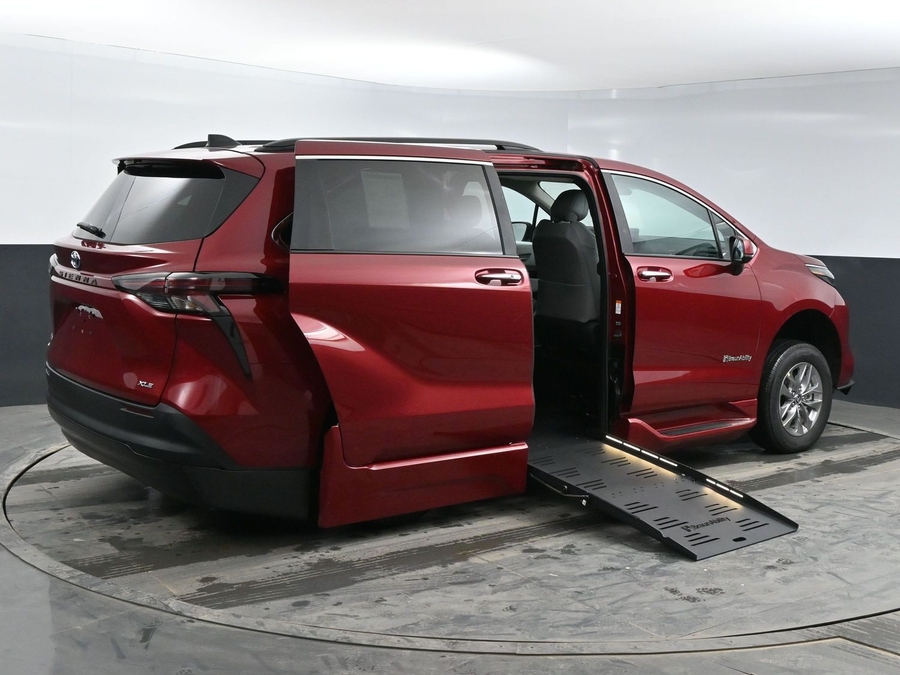 New 2025 Toyota Sienna Hybrid XLE Plus - BraunAbility Side Entry Entry Fold Out Automatic Ramp