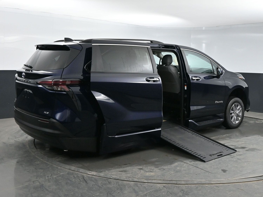 New 2025 Toyota Sienna Hybrid XLE Plus - BraunAbility Side Entry Entry In Floor Automatic Ramp