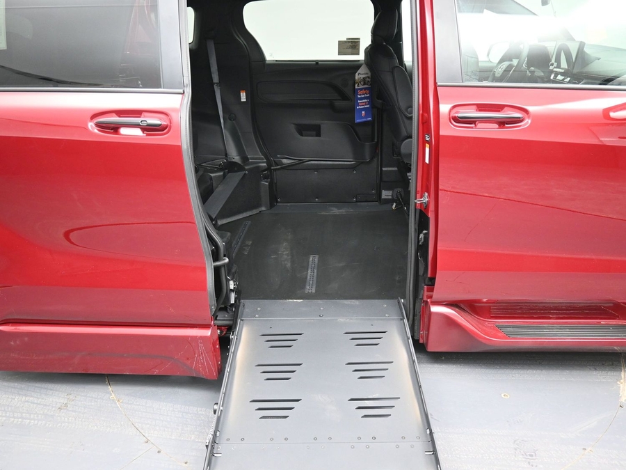 New 2025 Toyota Sienna Hybrid XSE Sport - BraunAbility Side Entry Entry Fold Out Automatic Ramp