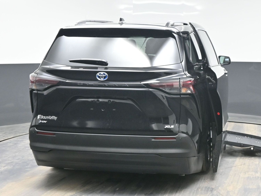 Black Toyota Sienna image number 5