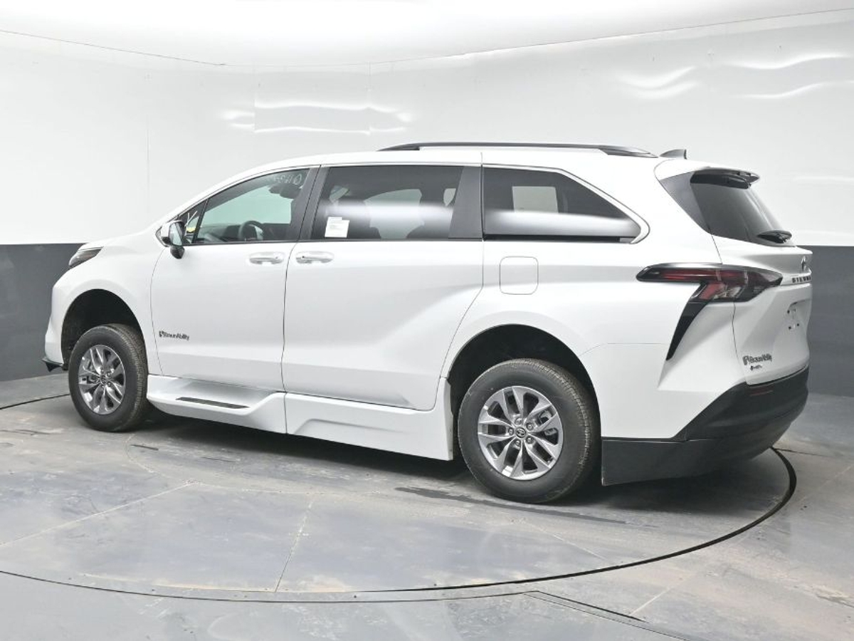 2025 TOYOTA SIENNA - Image 4
