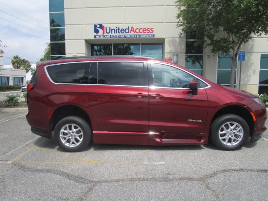 Used 2021 Chrysler Voyager LXi - BraunAbility Side Entry Entry Fold Out Automatic Ramp