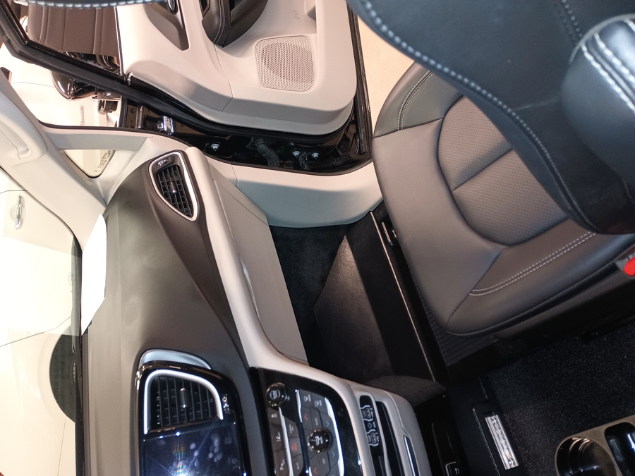 Black Chrysler Pacifica image number 11