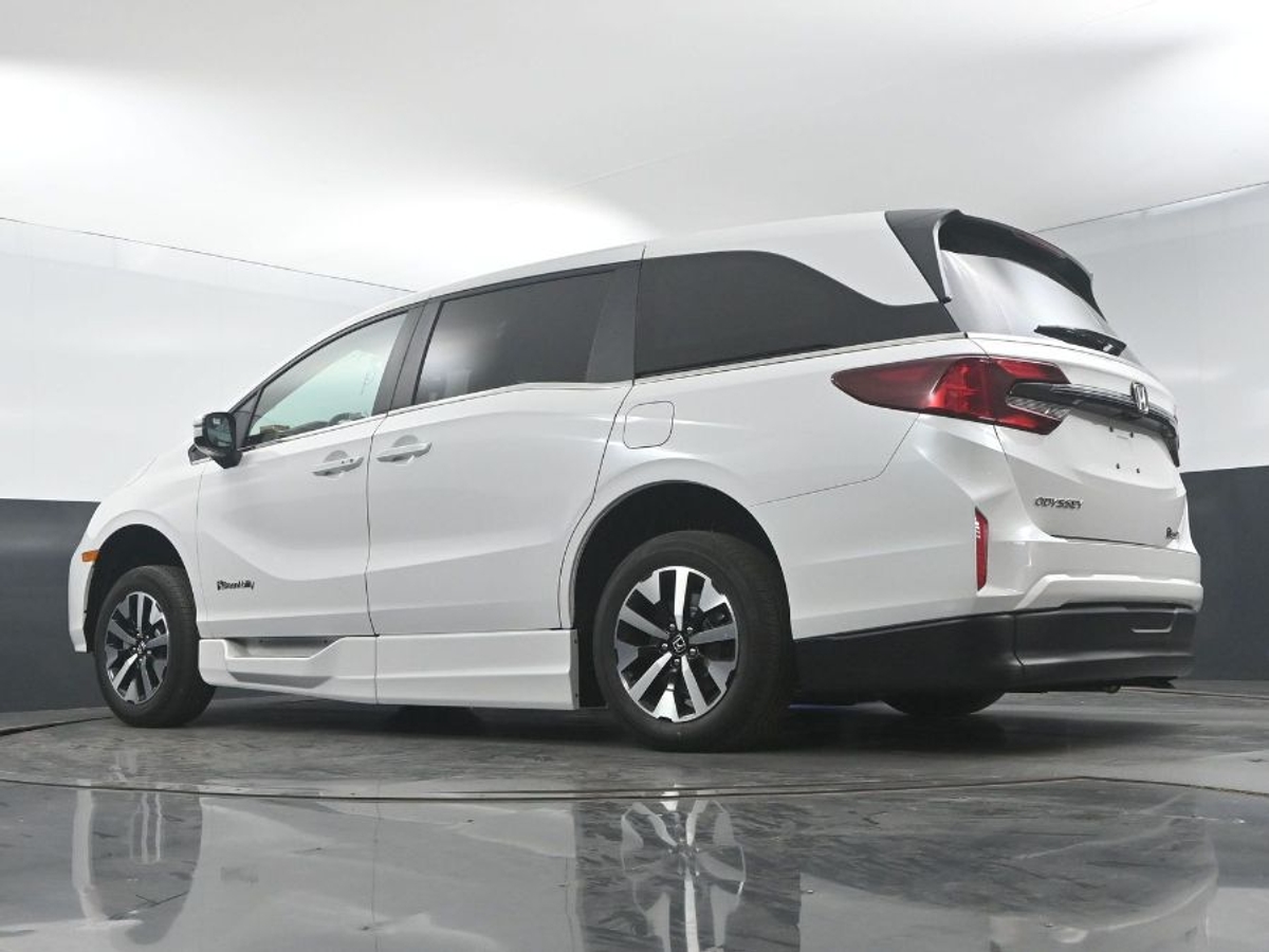 White Honda Odyssey image number 20