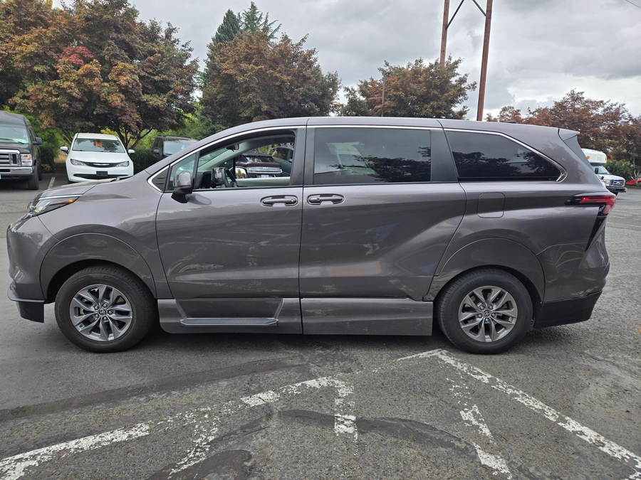 Used 2021 Toyota Sienna Hybrid LE - Vantage Mobility Commercial Side Entry In Floor Manual Ramp