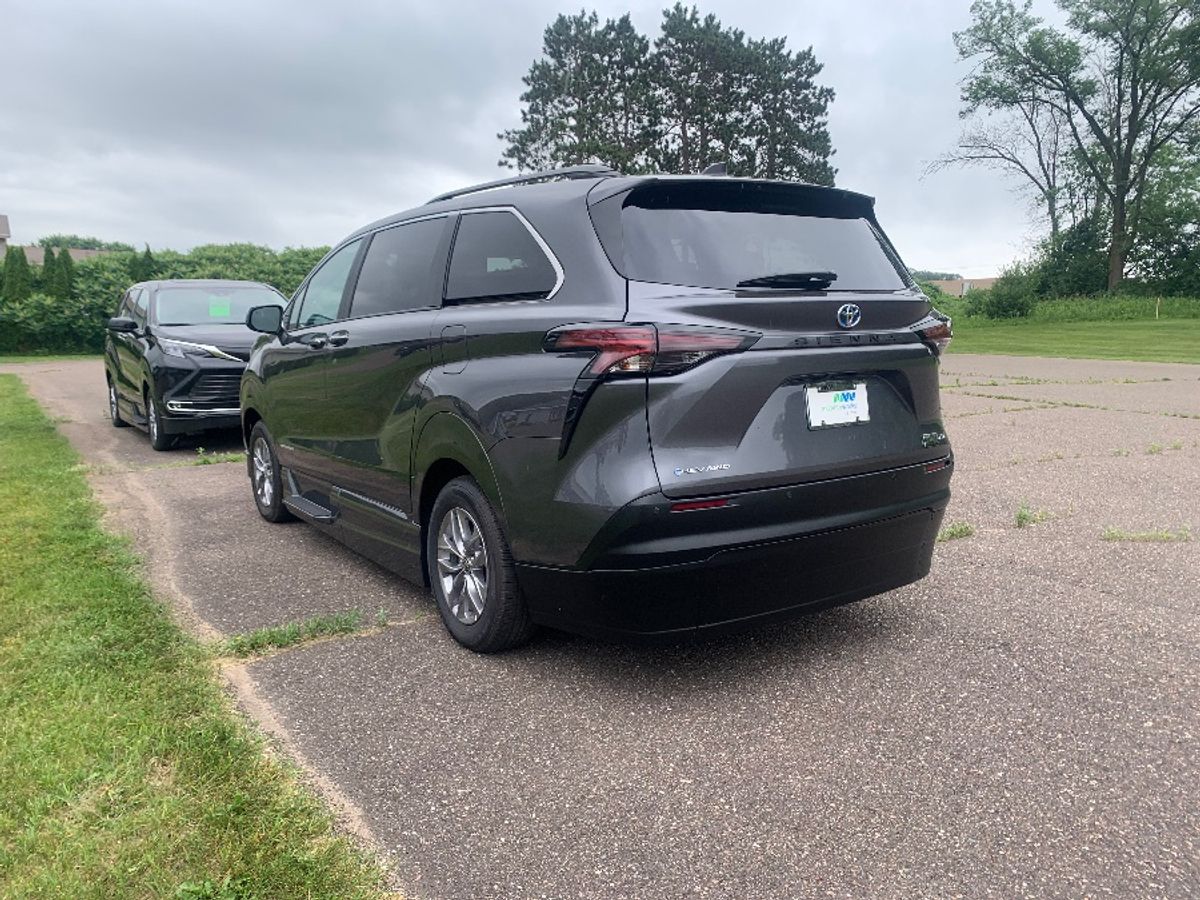 Metallic Gray Toyota Sienna image number 3