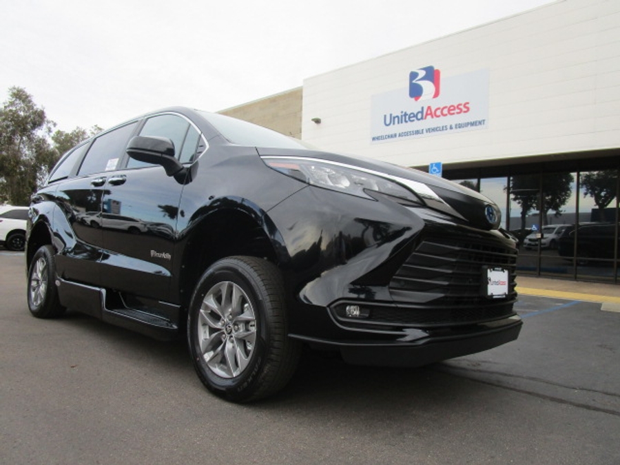 New 2025 Toyota Sienna Hybrid XLE Plus - BraunAbility Side Entry Entry In Floor Automatic Ramp