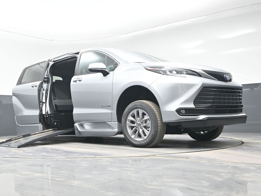 Silver Toyota Sienna image number 18