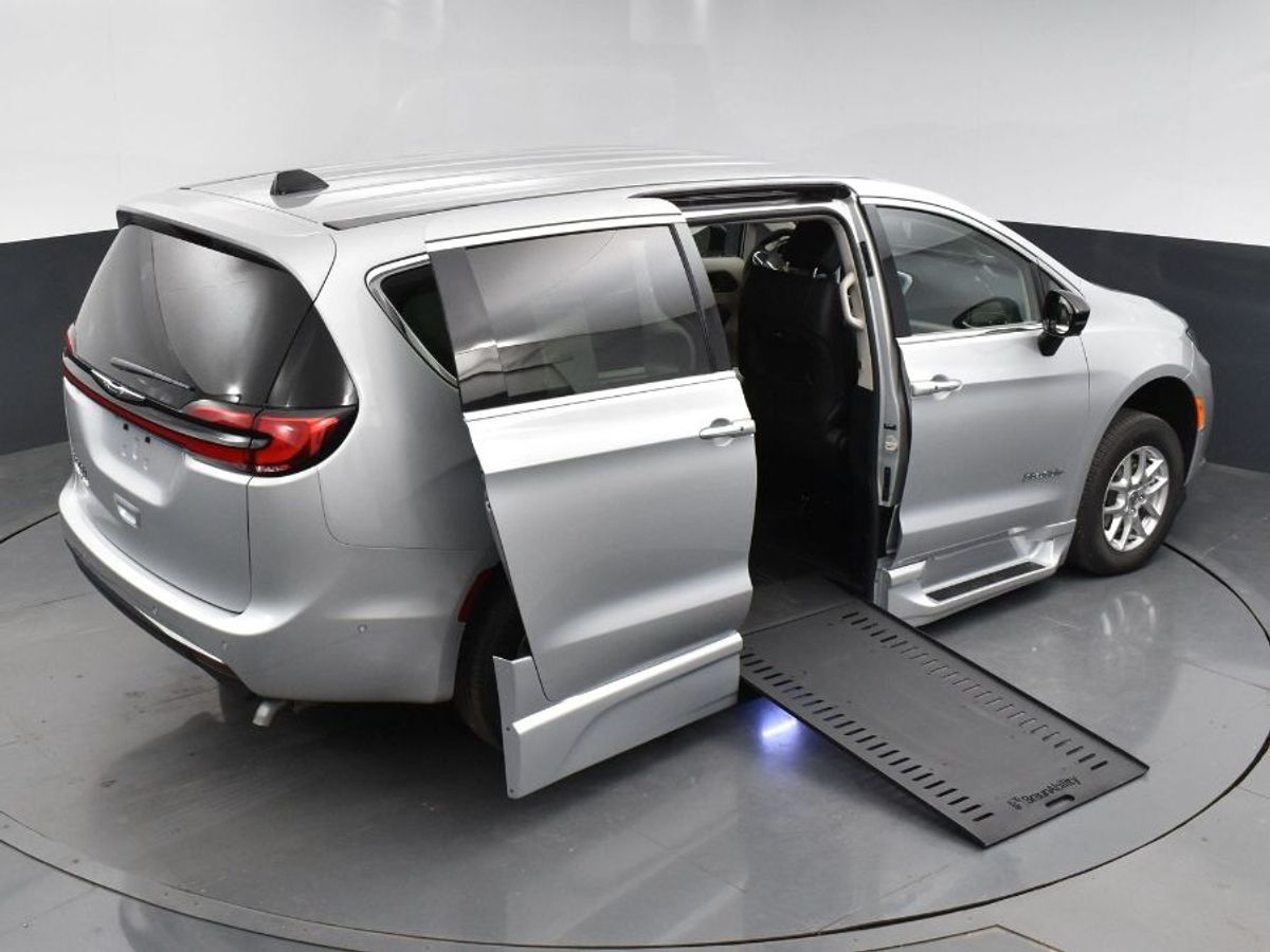 Silver Chrysler Pacifica image number 16