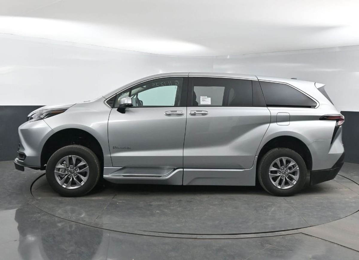2025 Toyota Sienna XLE's photo