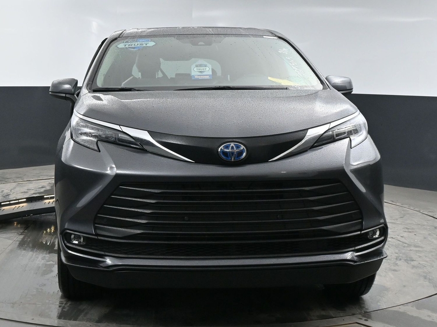 New 2025 Toyota Sienna Hybrid XLE PLUS - BraunAbility Side Entry Entry Fold Out Automatic Ramp