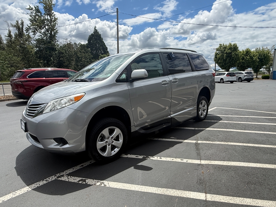 Used 2017 Toyota Sienna LE - VMI Side Entry Entry In Floor Automatic Ramp