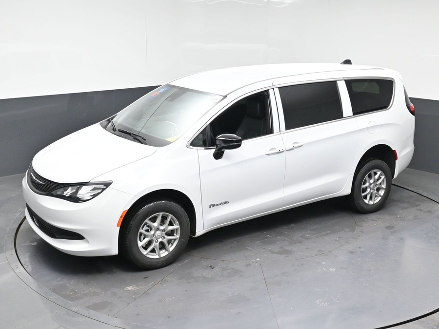White Chrysler Voyager image number 22