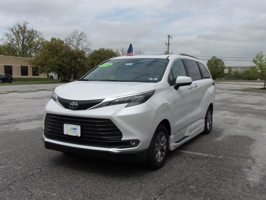 White Toyota Sienna image number 2