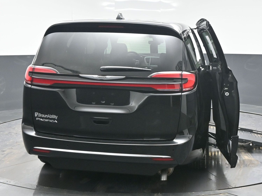 Black Chrysler Pacifica image number 5