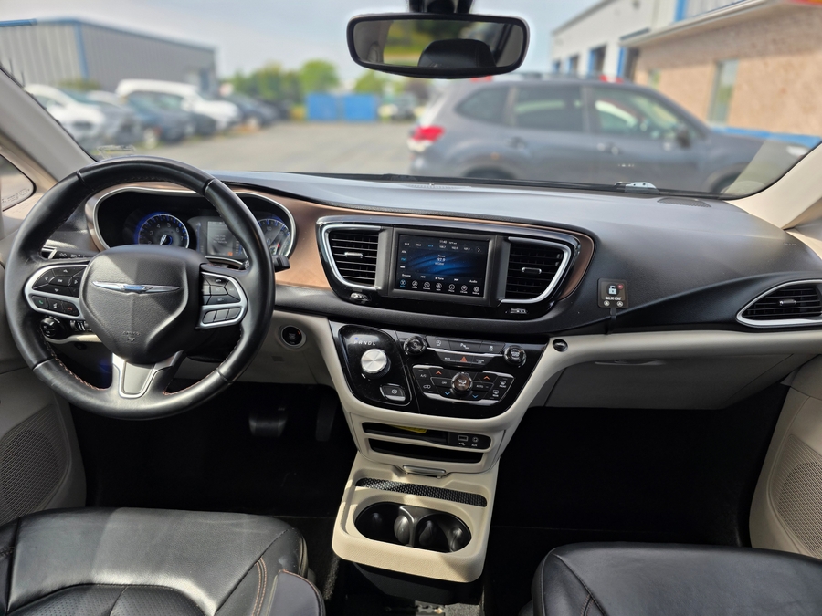 Silver Chrysler Pacifica image number 8