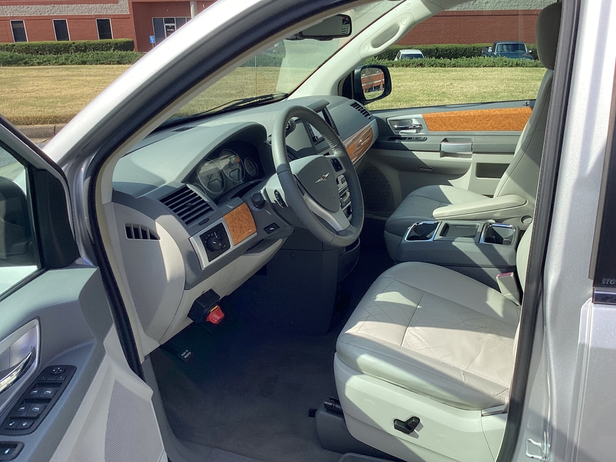  Chrysler Town and Country image number 18