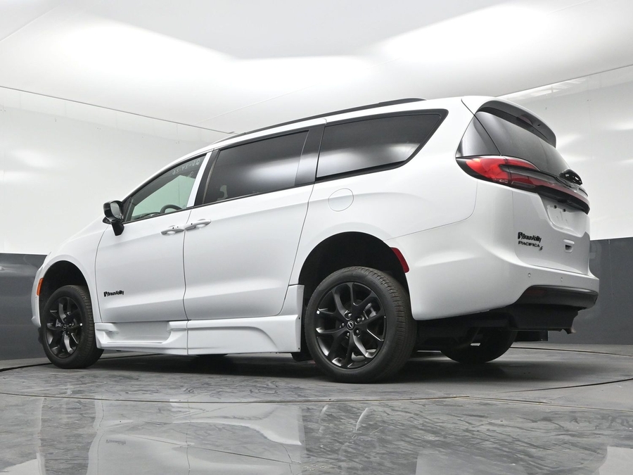 White Chrysler Pacifica image number 17