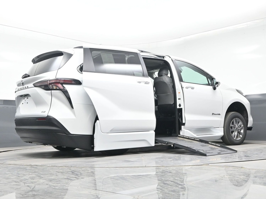 White Toyota Sienna image number 18