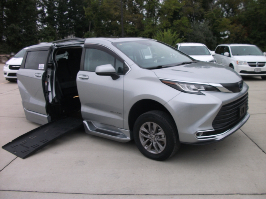 Used 2022 Toyota Sienna Hybrid XLE - BraunAbility Side Entry Fold Out Automatic Ramp