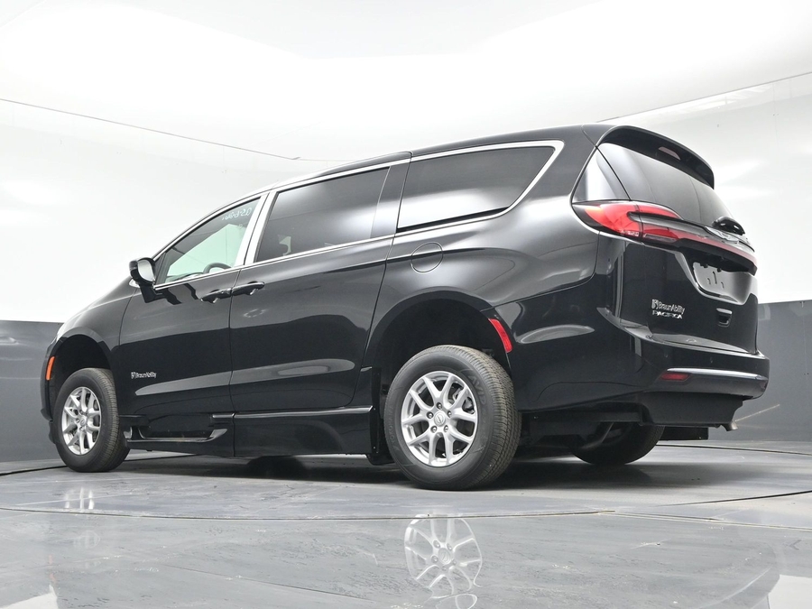 Black Chrysler Pacifica image number 16