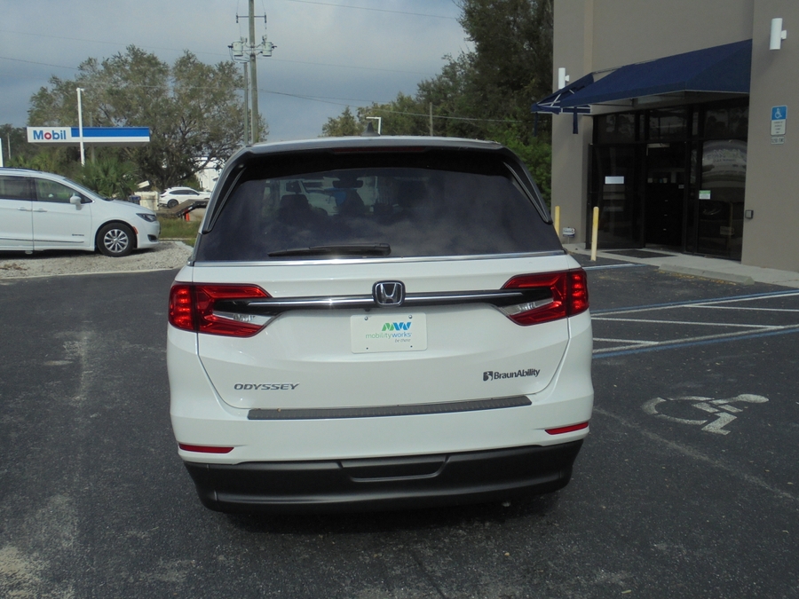 White Honda Odyssey image number 6