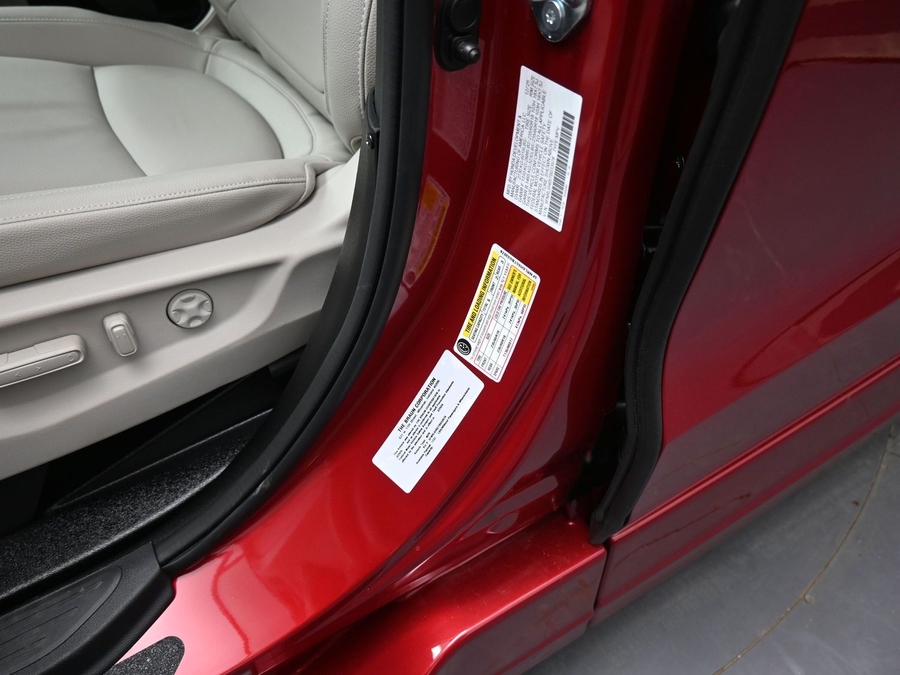 Red Honda Odyssey image number 22