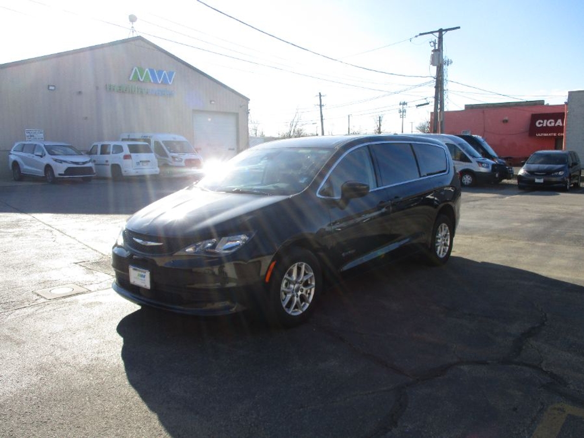 2024 CHRYSLER VOYAGER - Image 3