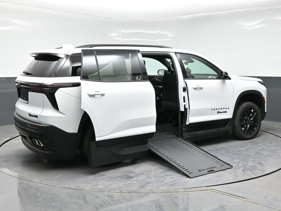 New 2026 Chevrolet Traverse 1LT Midnight - BraunAbility Side Entry In Floor Automatic Ramp