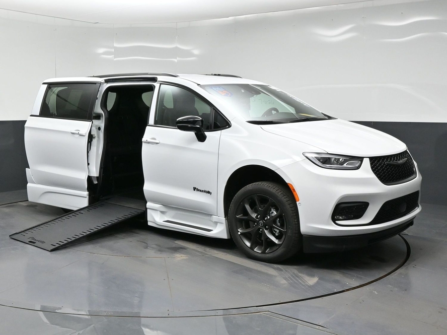 White Chrysler Pacifica image number 19