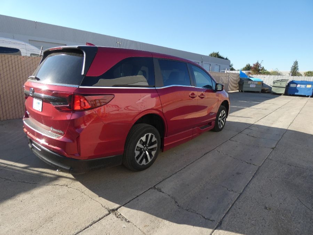 Red Honda Odyssey image number 5