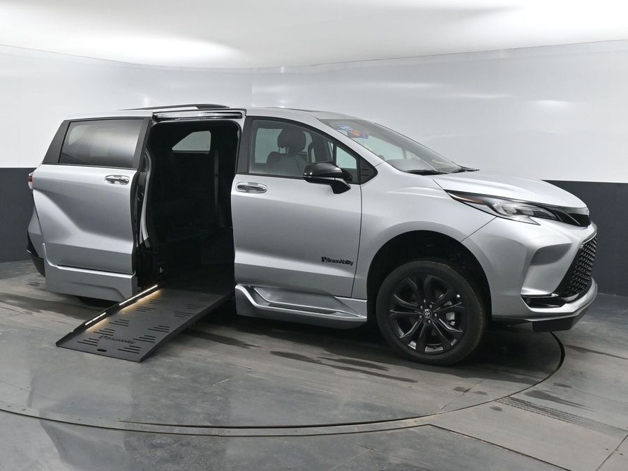 New 2025 Toyota Sienna Hybrid XSE - BraunAbility Side Entry Entry Fold Out Automatic Ramp