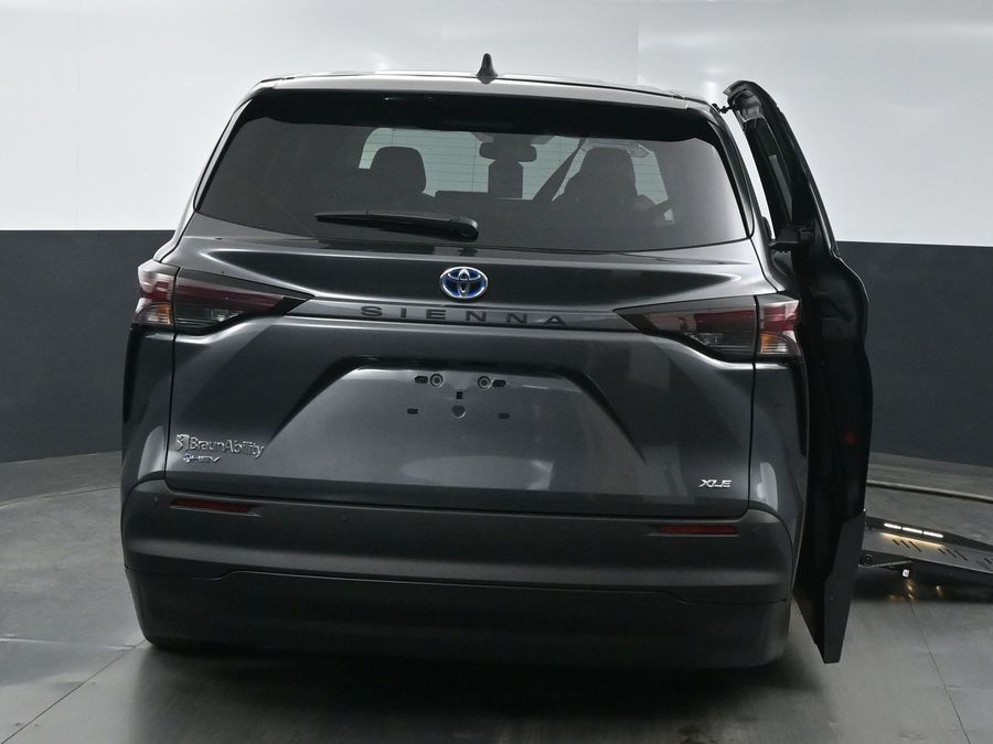 New 2025 Toyota Sienna Hybrid XLE Base - BraunAbility Side Entry Entry Fold Out Automatic Ramp