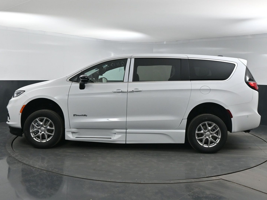New 2025 Chrysler Pacifica Select Safety - BraunAbility Side Entry Entry Fold Out Automatic Ramp
