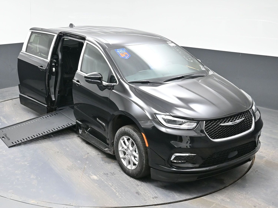 Black Chrysler Pacifica image number 20