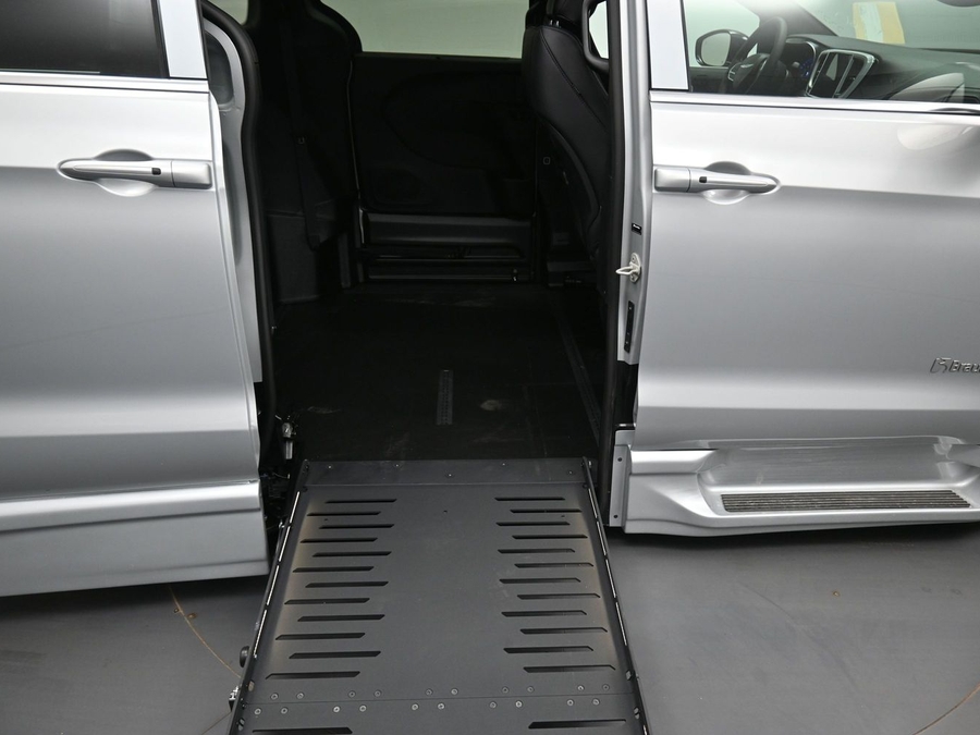 Silver Chrysler Pacifica image number 10