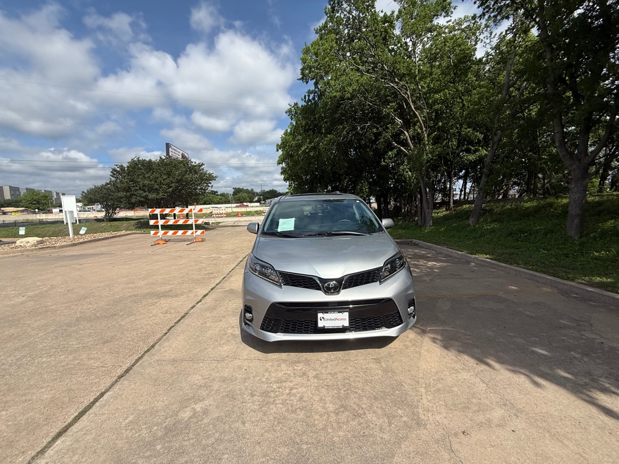 Used 2018 Toyota Sienna SE - BraunAbility Side Entry Entry Fold Out Automatic Ramp