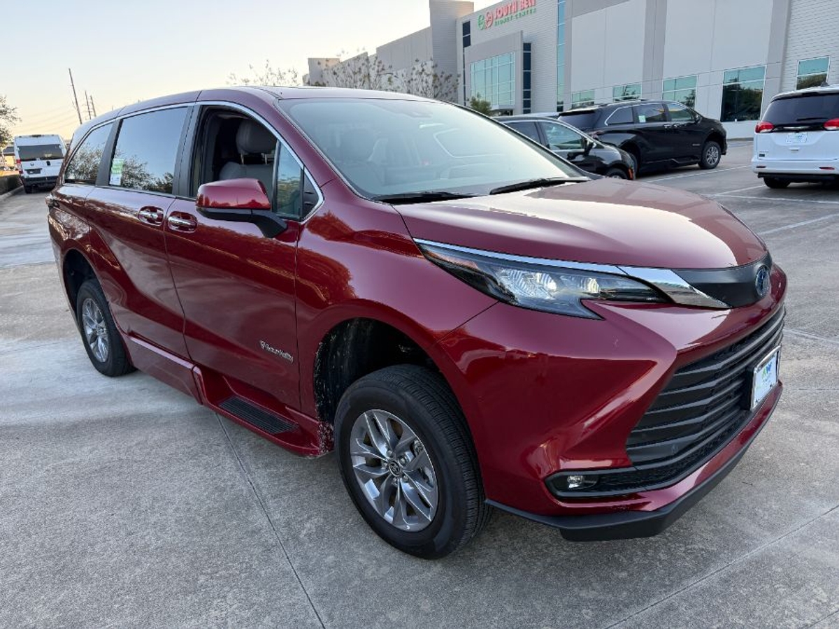 2025 Toyota Sienna XLE's photo